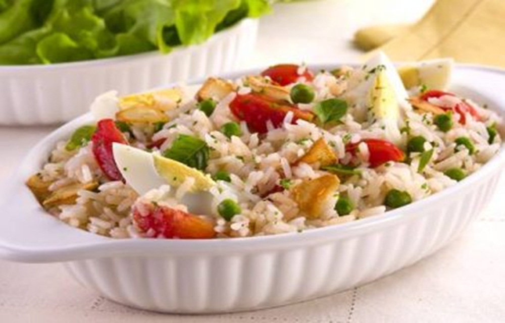 Ir para  <ul>
	<li>2 x&iacute;caras (de ch&aacute;) de arroz cozido;</li>
	<li>&frac12; x&iacute;cara (de ch&aacute;) de sals&atilde;o picadinho;</li>
	<li>&frac12; x&iacute;cara (de...